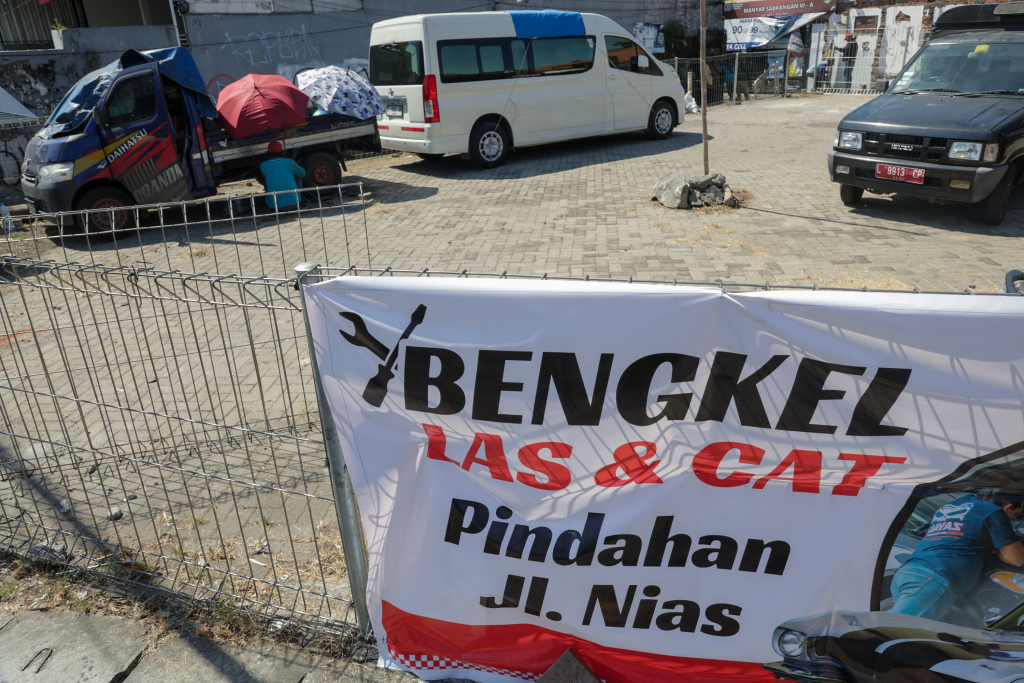 Puluhan pelaku usaha bengkel direlokasi dari Jalan Nias ke Jalan Menur Nomor 111, Kelurahan Manyar Sabrangan
