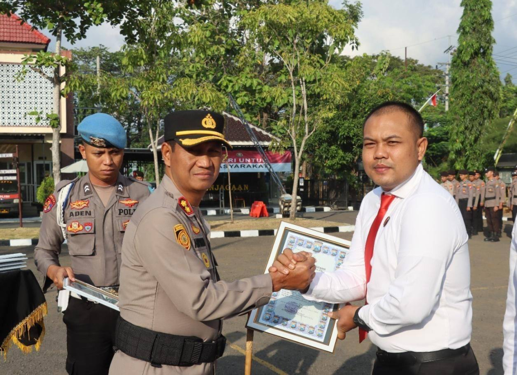 Kapolres Sampang AKBP Hartono dan Kasat Reskrim Polres Sampang, Iptu Nur Fajri Alim