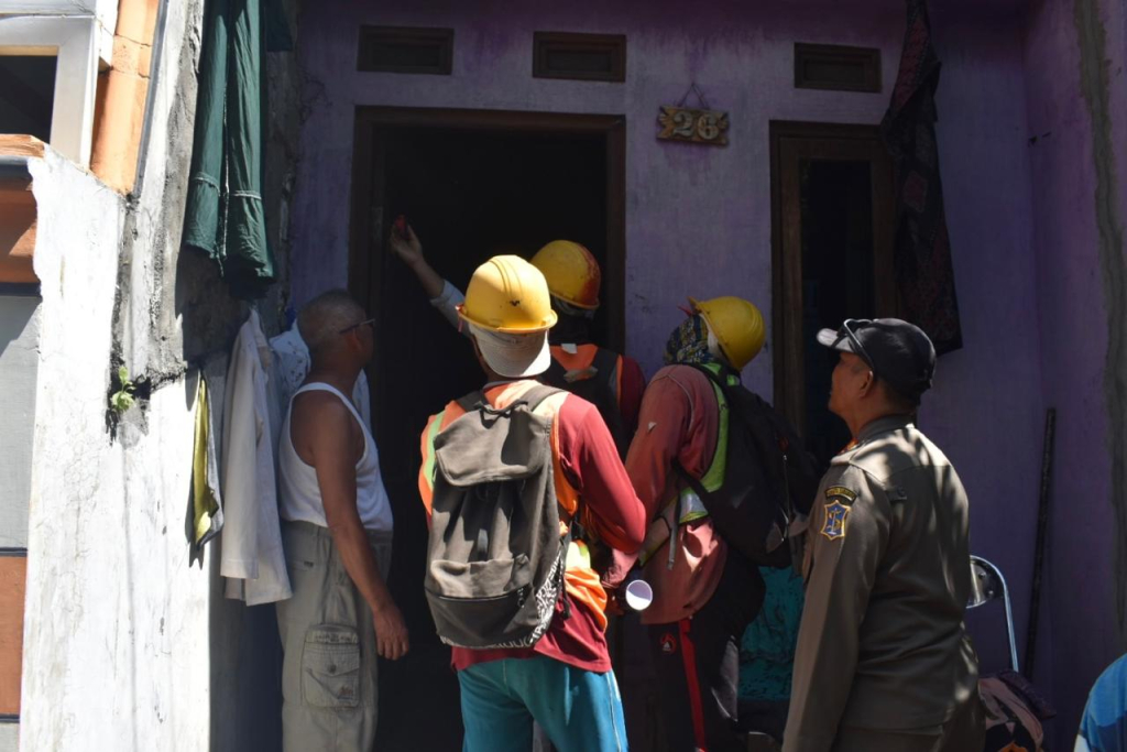 Petugas melakukan penandaan terhadap bangunan yang berada di ruang Sungai Kalianak