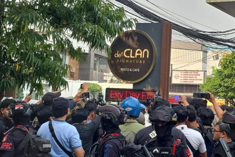 Kortastipidkor Temukan Brankas Berisi Tumpukan Uang Dolar Singapura saat Geledah Kafe di Cipete
