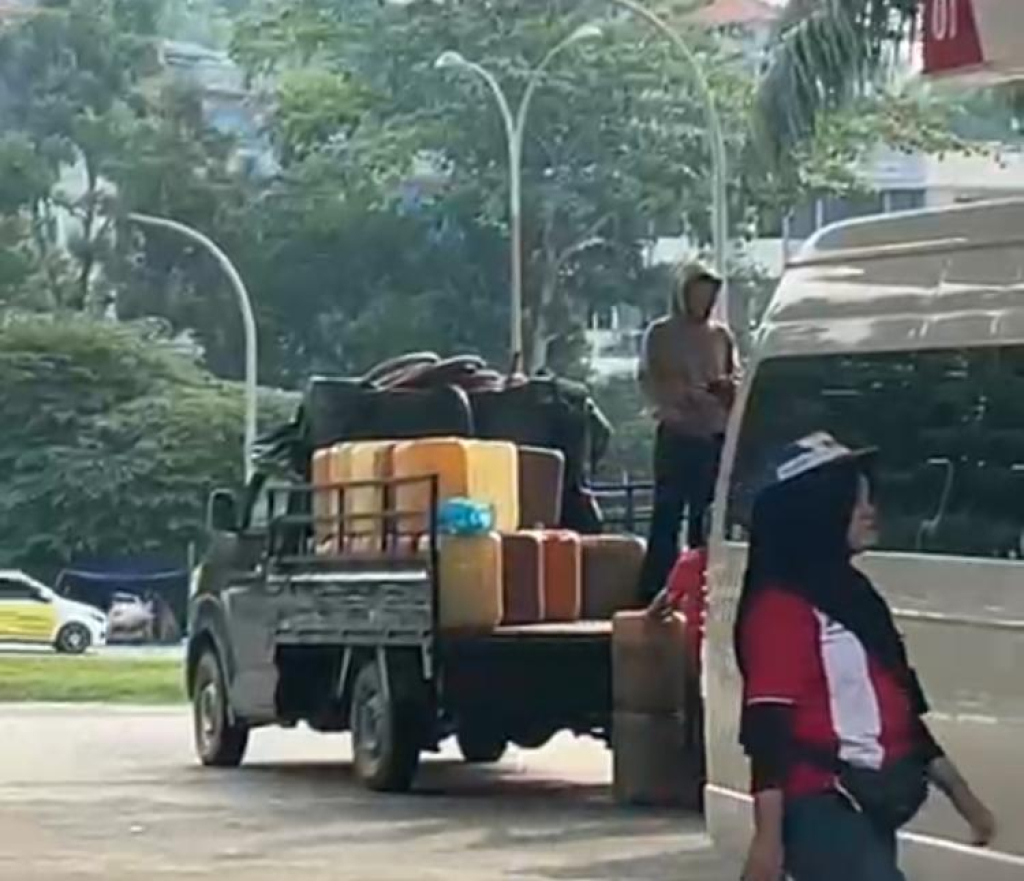 Mobil pikap nopol BP 8640 DM yang melansir belasan jerigen BBM jenis Pertalite di SPBU 13.294.704 Kodim, Batam, tercatat atas nama PT Latitude Industries.