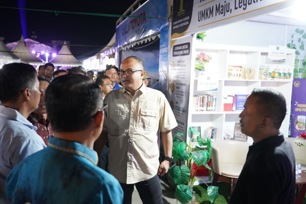 Kapolda Sulbar Irjen Pol Adi Deriyan Jayamarta mengunjungi Festival Rakyat Nusantara 2026