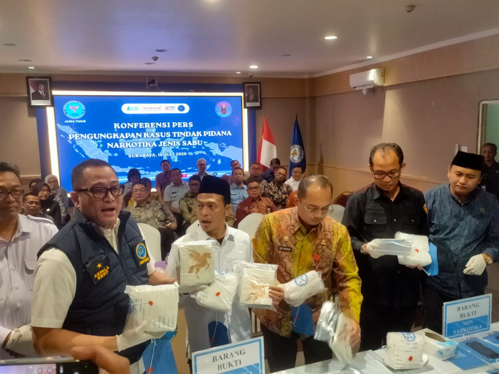 Kepala BNNP Jatim menunjukkan sabu asal Malaysia yang diamankannya