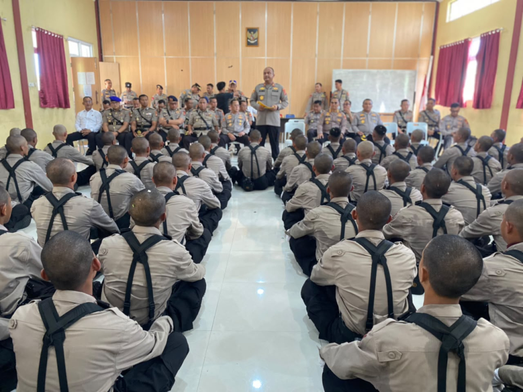 Kapolda Sulawesi Barat Irjen Pol Adi Deriyan Jayamarta menyampaikan arahan kepada seluruh siswa, Senin (20/7/26) di gedung kelas SPN.