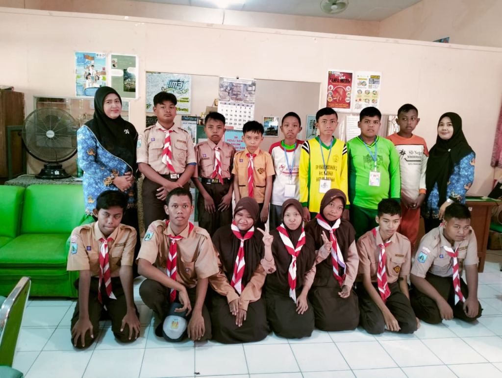 Lujeng Lutvia, S.Pd, Gr (paling kanan), guru Pendidikan Pancasila SMP Negeri 3 Probolinggo