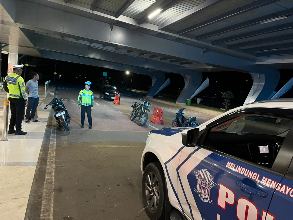 Petugas Ditlantas Polda Sulbar terlihat menyisir sejumlah titik strategis dan ruas jalan utama di wilayah Mamuju