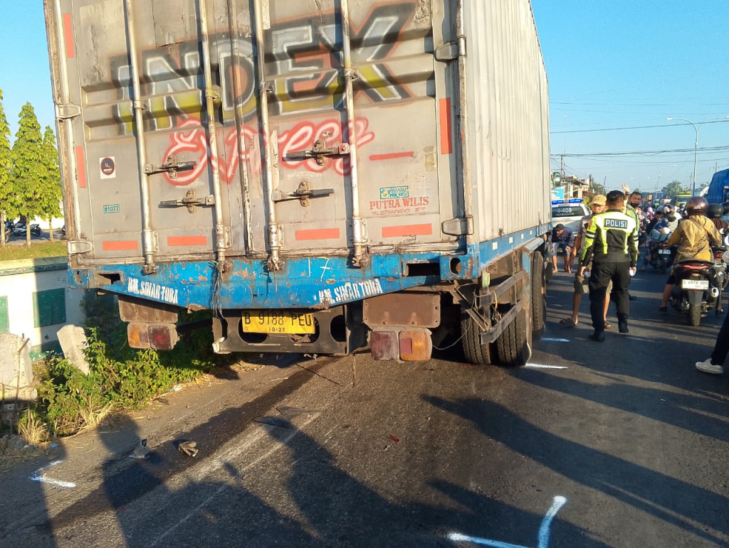 Truk yang diduga rem blong di Jombang