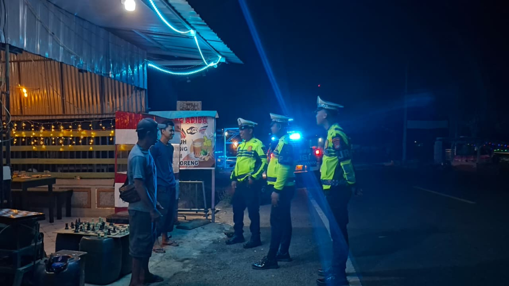 Kegiatan rutin Patroli Blue Light Polantas Karib Polda Sulawesi Barat di Kota Mamuju