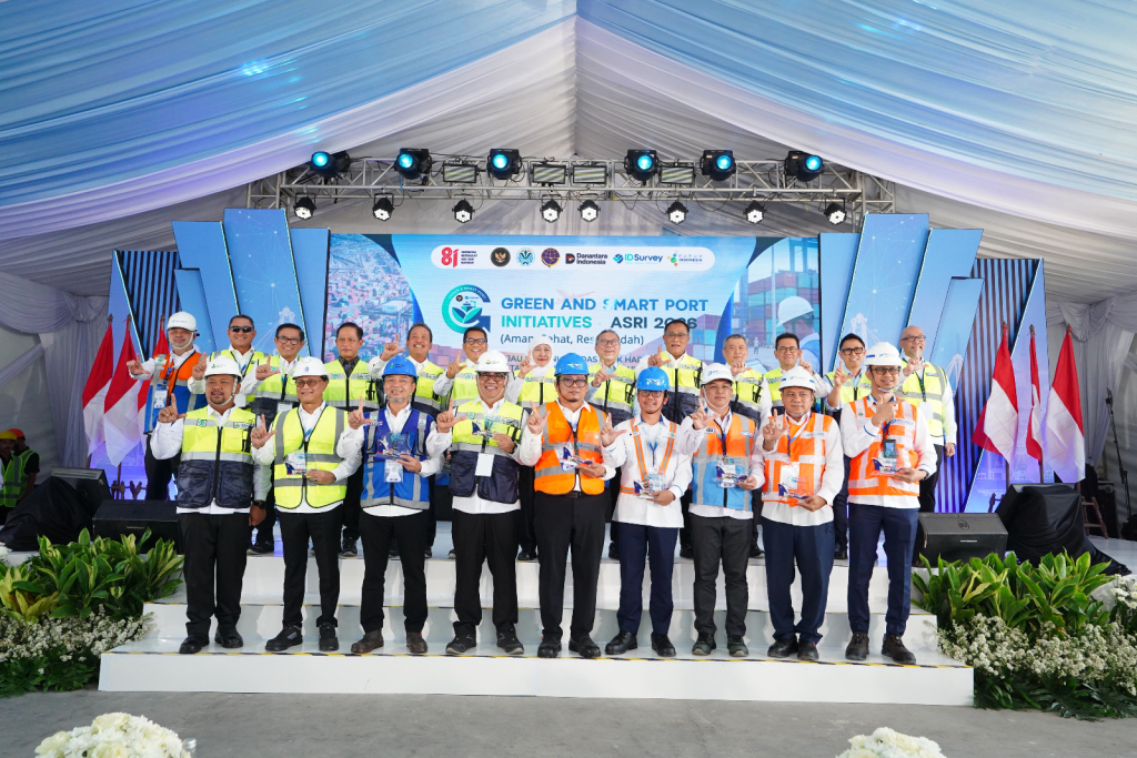 Menteri Koordinator Bidang Pangan Zulkifli Hasan bersama jajaran kementerian dan pimpinan pelabuhan penerima penghargaan berfoto bersama usai penyerahan penghargaan Green and Smart Port Initiatives