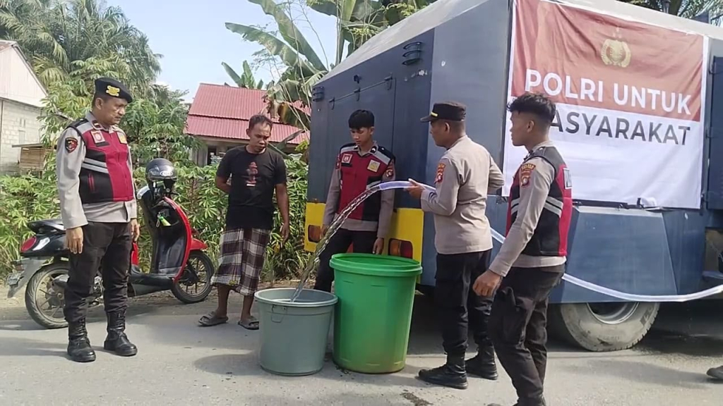 Polres Mamuju Tengah menyalurkan bantuan air bersih kepada masyarakat yang terdampak kekeringan