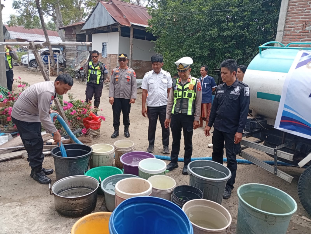 Polres Polewali Mandar (Polman) bekerja sama dengan Perumda Wai Tipalayo menyalurkan bantuan air bersih kepada warga di Kecamatan Binuang