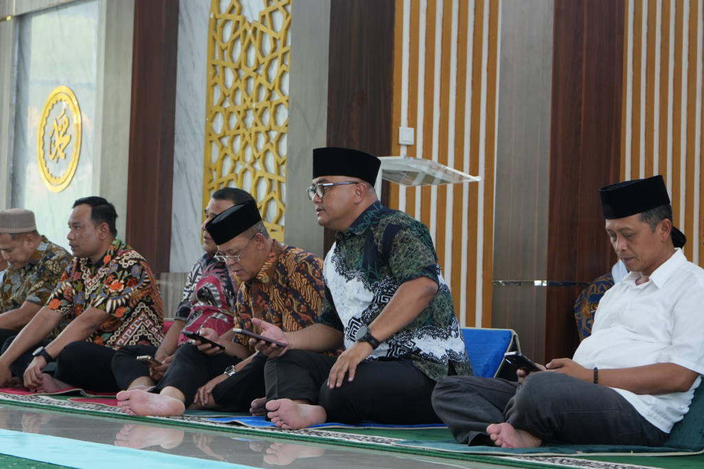 Kapolda Sulbar Irjen Pol Adi Deriyan Jayamarta beserta para Pejabat Utama berbaur dalam ibadah Jumat bersama anak yatim