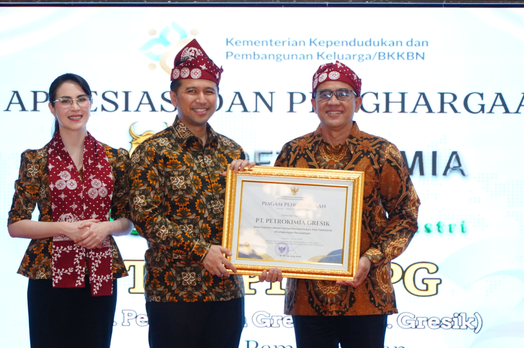 Wakil Gubernur Jawa Timur Emil Elestianto Dardak memberikan penghargaan kepada Direktur Pengembangan Petrokimia Gresik Herdijanto Utomo