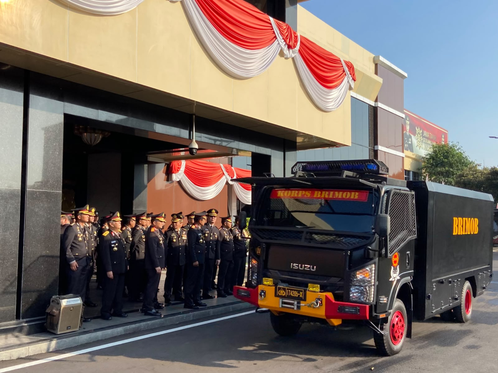 Polda Jatim memberangkatkan kendaraan water treatment ke NTT