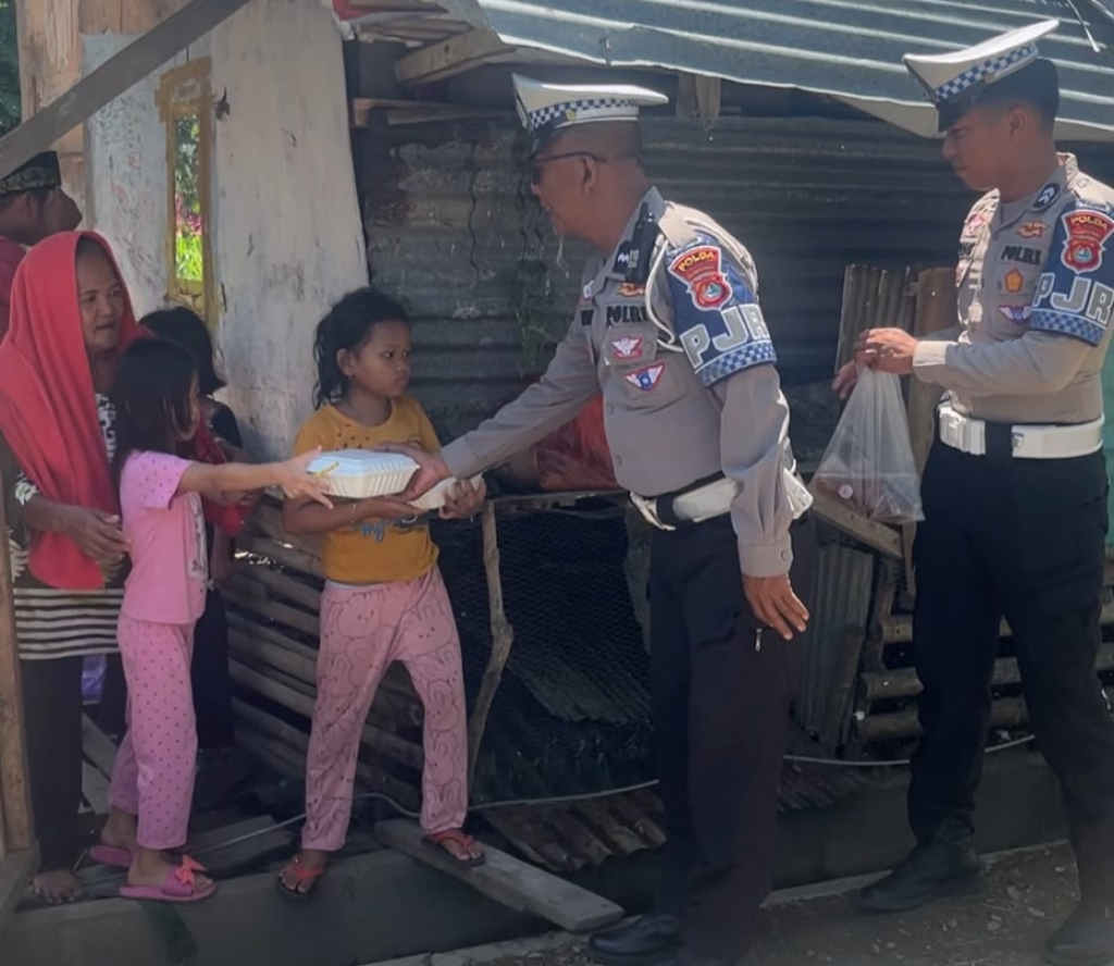 Direktorat Lalu Lintas Polda Sulawesi Barat kembali turun ke jalan menyapa dan berbagi kasih sayang lewat kegiatan Jumat Berkah.