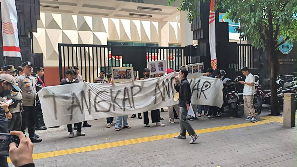 Mahasiswa menggelar aksi unjuk rasa damai di depan Kantor BNN RI