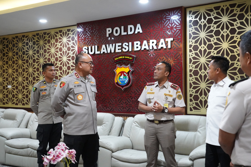 Kapolda Sulbar Irjen Pol Adi Deriyan Jayamarta menerima kunjungan silaturahmi Kepala Balai Karantina Hewan, Ikan, dan Tumbuhan Sulbar
