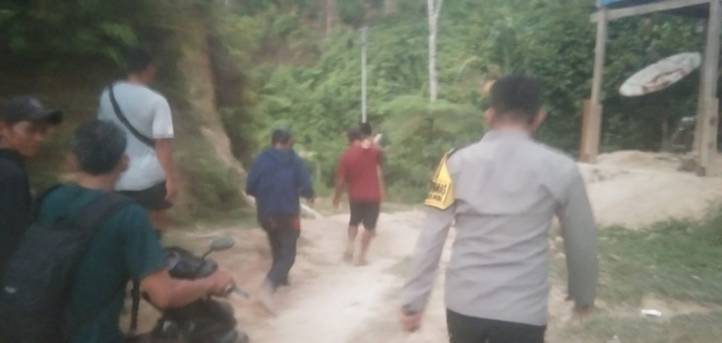 Bhabinkamtibmas Polda Sulbar bersama masyarakat di wilayah pegunungan Mambi, Kabupaten Mamasa, Sulbar