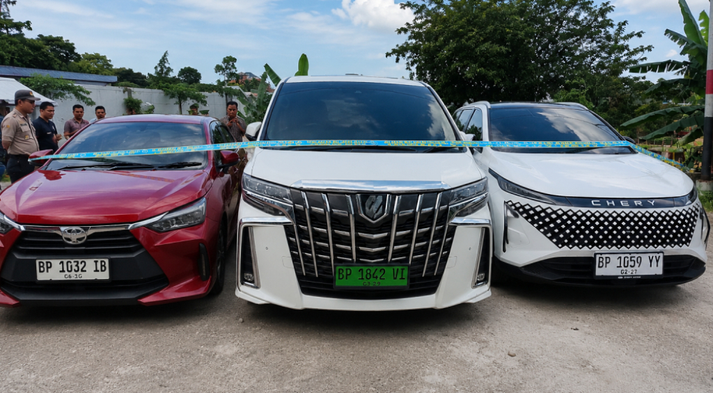 Tiga mobil yang disita BNN dalam kasus pabrik narkoba cair di Ruko milik AHr, Komplek Sakura Permai, Kecamatan Batu Ampar, Kota Batam.