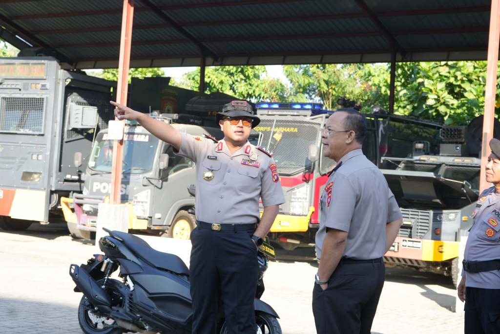 Kapolda Sulbar Irjen Pol Adi Deriyan Jayamarta, bersama Wakapolda Brigjen Pol Hari Santoso mengecek kesiapan operasional (Ist)