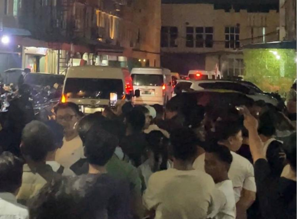 Warga menyaksikan penggerebekan markas judi diduga milik Akau di Batam