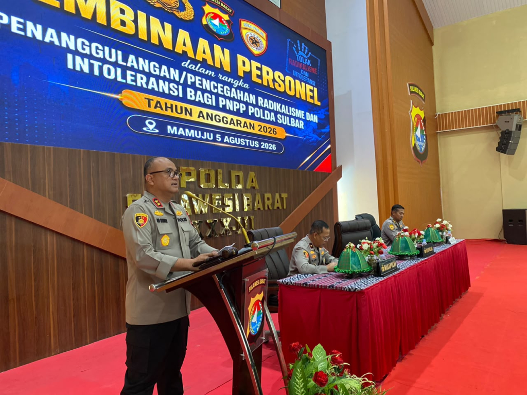 Sulawesi Barat Irjen Pol. Adi Deriyan Jayamarta membuka kegiatan pembinaan personel tentang pencegahan paham radikalisme dan intoleransi di Aula Marannu Mapolda Sulbar