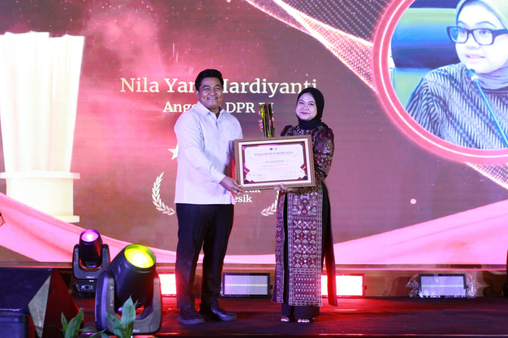 Ketua DPRD Gresik memberikan penghargaan kepada Nila Yani Hardiyanti selaku tokoh penggerak UMKM Gresik