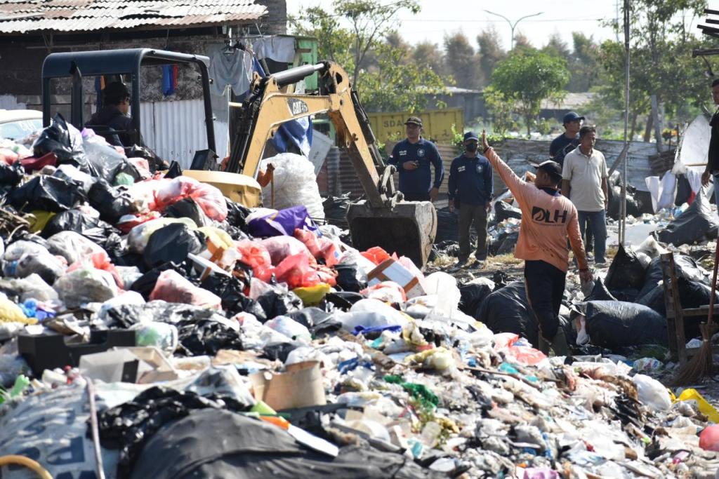Pengolahan sampah ilegal di lahan seluas sekitar 1,4 hektare di kawasan Kelurahan Keputih, Surabaya