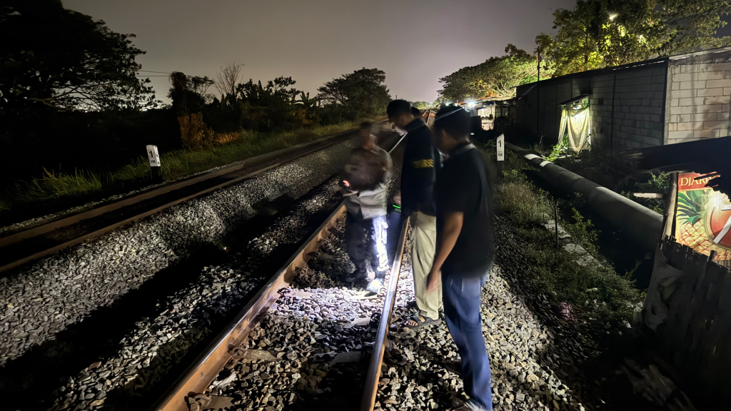 polisi melakukan olah TKP Sopir Truk Ditabrak Kereta Api