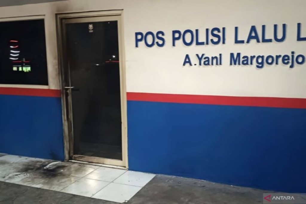 Kondisi pos Polantas di Surabaya yang dimolotov orang tak dikenal