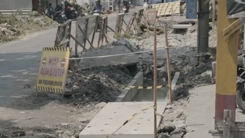 proyek pengerjaan saluran air di Jalan Ngemplak, Sambikerep, Surabaya