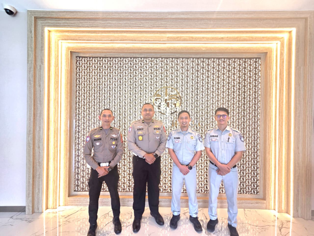 Kasubdit Gakkum Ditlantas Polda Sulbar Kompol Adit Priyanto disambut Kepala Cabang Jasa Raharja Mamuju