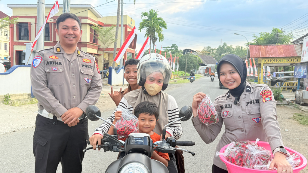 Pengendara yang tertib dan disiplin mendapat hadiah dari program Pekarangan Lestari Ditlantas Polda Sulbar