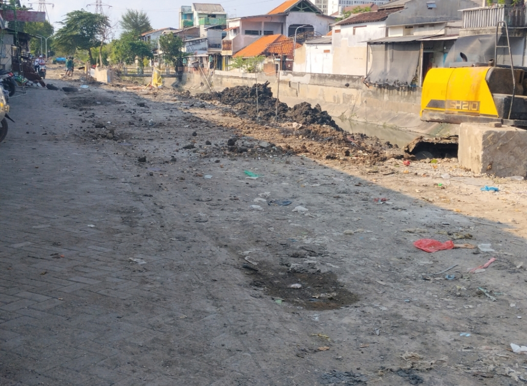 Proyek pelebaran saluran di Jalan Simorejo Timur dikeluhkan warga