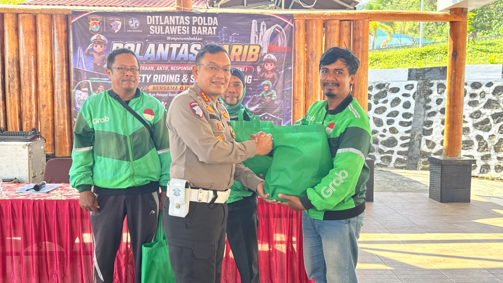 Direktur Lalu Lintas Polda Sulbar Kombes Pol Nurhadi Ismanto bersama komunitas Ojol dan Opang