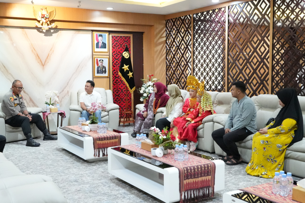 Kapolda Sulbar Irjen Pol Adi Deriyan Jayamarta menerima kunjungan silaturahmi dari pengurus Ikatan Keluarga Minang Provinsi Sulawesi Barat