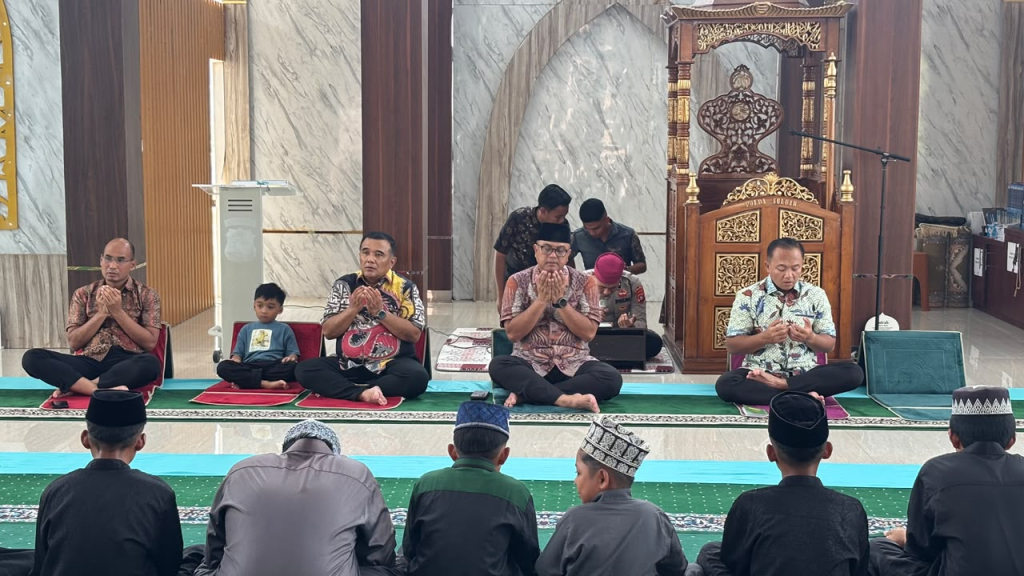 Kapolda Sulbar Irjen Pol Adi Deriyan Jayamarta ikuti yasinan dan doa bersama anak yatim, santri, dan masyarakat di Masjid Jabal Rahmah