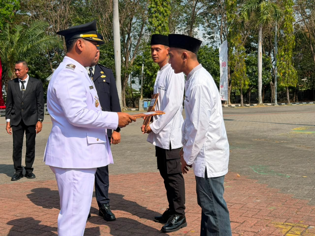 Bupati menyerahkan Remisi Umum kepada dua warga binaan Rutan Kelas II B Gresik