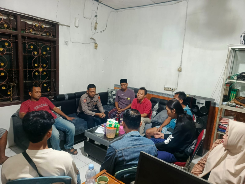 Warga dan perangkat desa bersama Polsek Menganti melakukan mediasi
