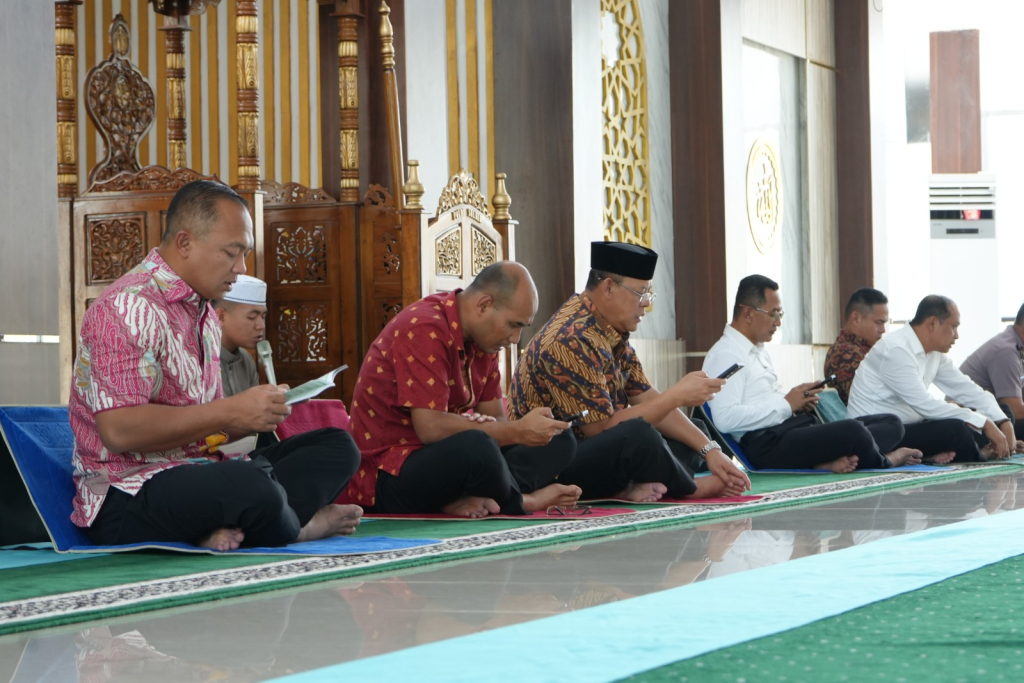 Yasinan dan doa bersama yang dirangkaikan dengan santunan anak yatim di Masjid Jabal Rahmah Polda Sulbar