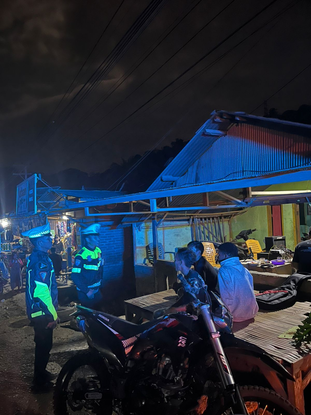 Petugas Ditlantas Polda Sulbar rutin menggencarkan patroli malam menyisir titik-titik rawan di wilayah Mamuju