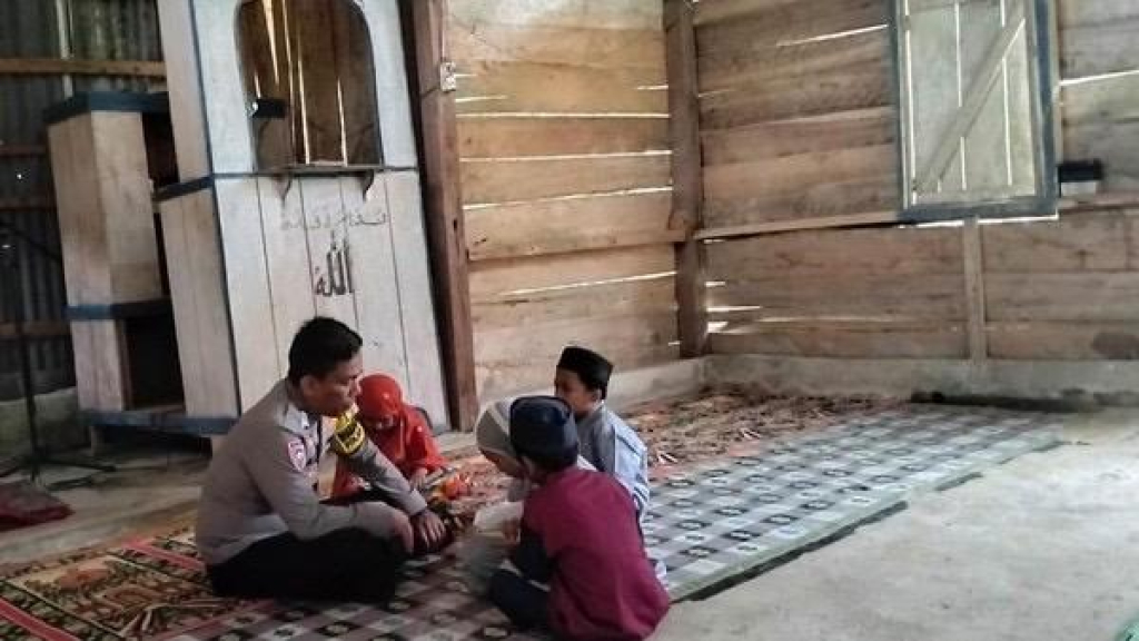 Bripka Muh Nur Alam (45), personel Polsek Mambi, Polres Mamasa, mengajari mengaji anak-anak di daerah pedalaman