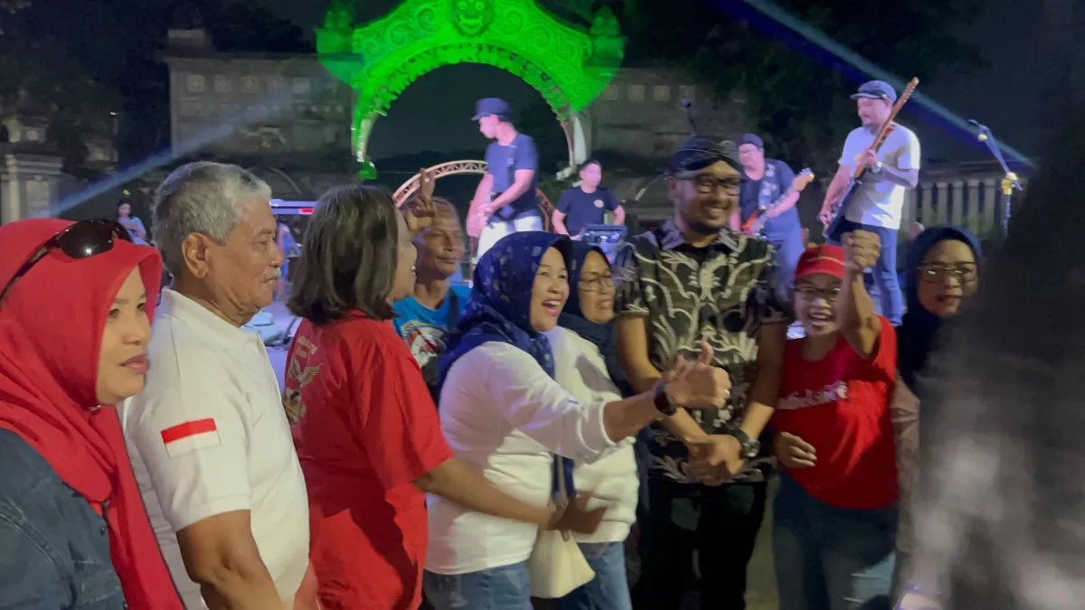 Tak Disangka! PB XIV Mampir ke Kamis di Sriwedari, Raja Berbaur dengan Warga hingga Berebut Foto