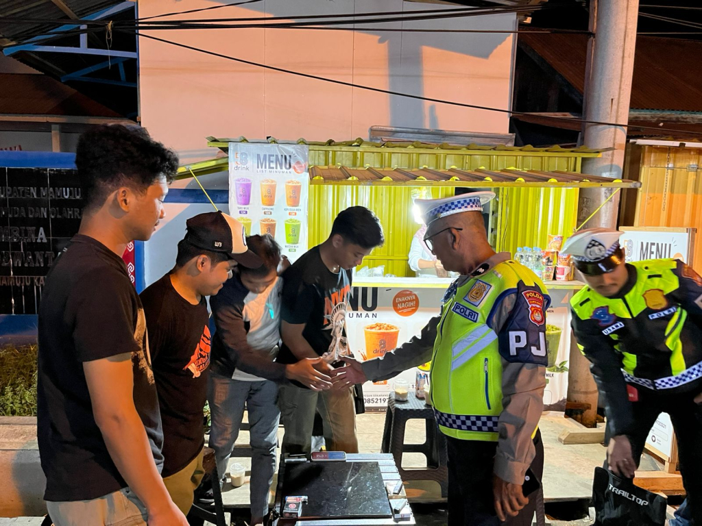 Patroli Polantas Polda Sulbar menyisir ruas jalan Kota Mamuju, Sabtu (5/9/26) malam.