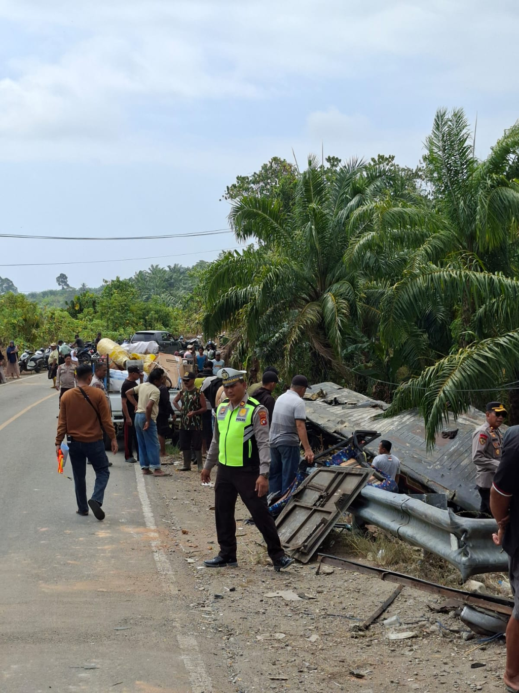 Bus Bintang Fadiya nopol DN 7901 AU terperosok di Jalan Trans Sulawesi, Desa Tasokko, Kecamatan Karossa, Kabupaten Mamuju Tengah, Minggu (6/9/2026).