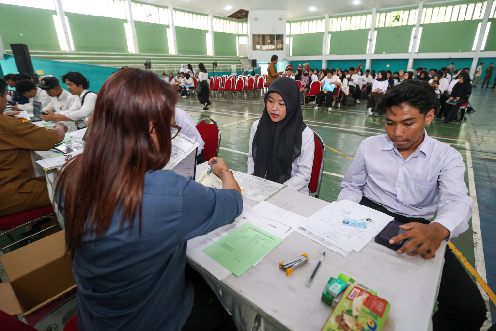 Bantuan pendidikan kepada mahasiswa di Surabaya