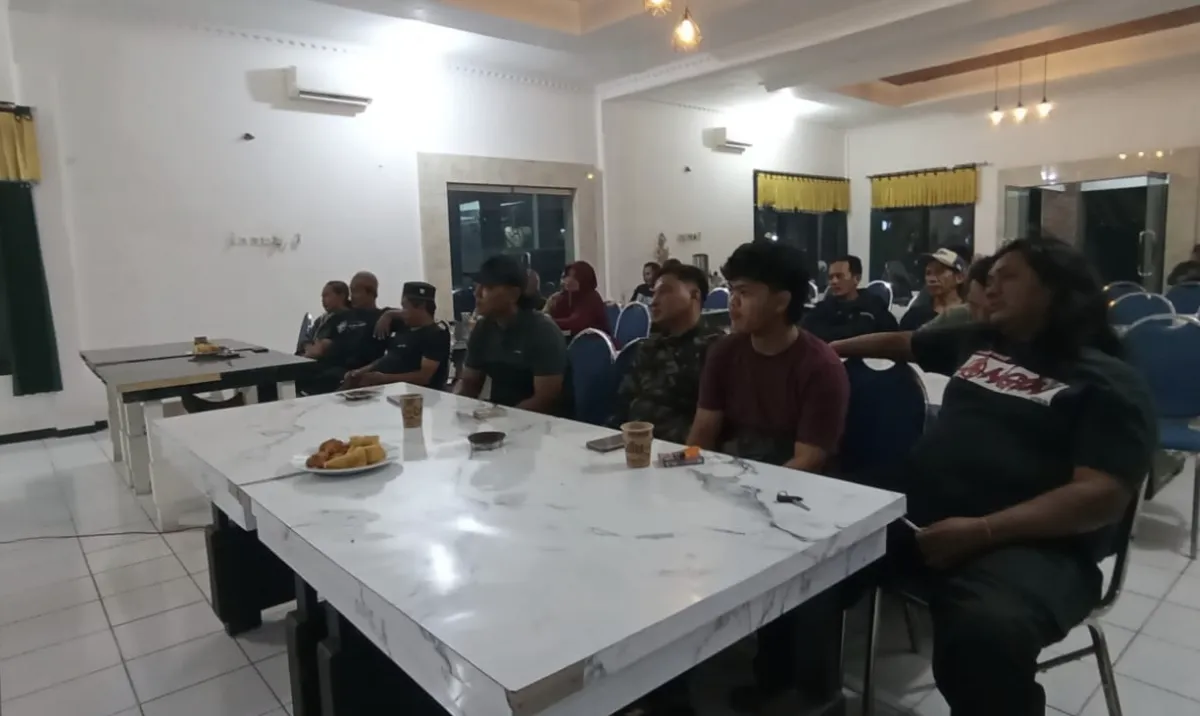Pertemuan pihak pabrik pakan ternak di Nganjuk dan perwakilan warga setempat (bacasaja.id)