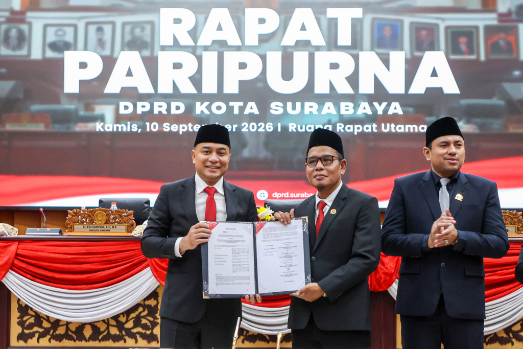 Wali Kota Surabaya dan pimpinan DPRD Kota Surabaya di Gedung DPRD Surabaya