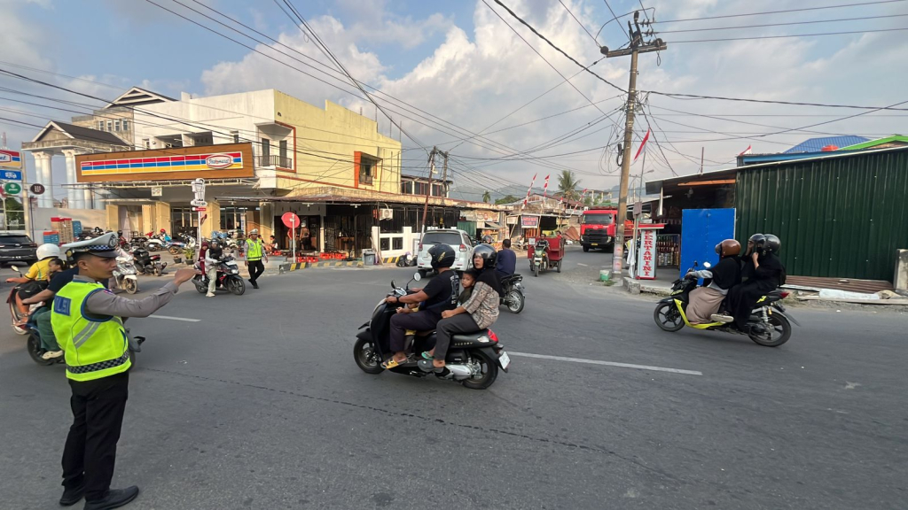 Polantas Polda Sulbar melakukan pengaturan lalu lintas pada jam-jam padat