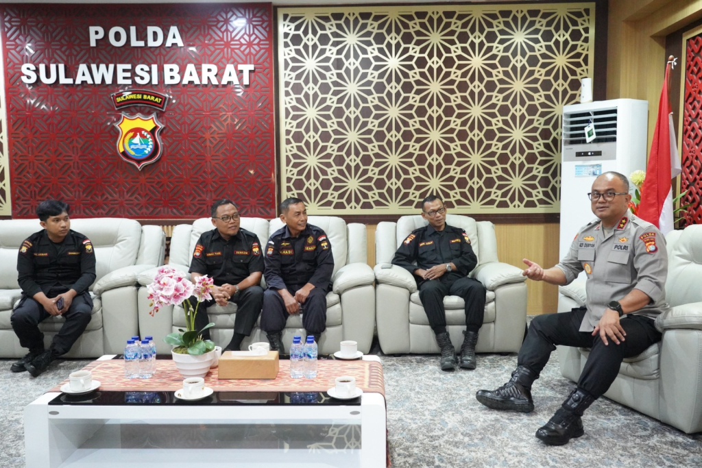 Kapolda Sulbar, Irjen Pol Adi Deriyan Jayamarta menerima kunjungan silaturahmi dari jajaran pengurus Sentra Komunikasi (Senkom)